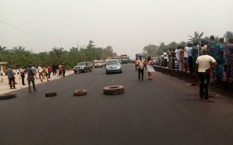 Protesters shut Lagos/Benin Road over extortion