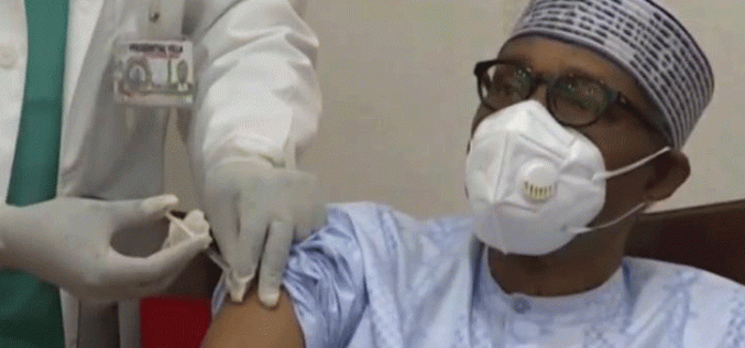 Breaking: Buhari, Osinbajo take COVID-19 vaccine