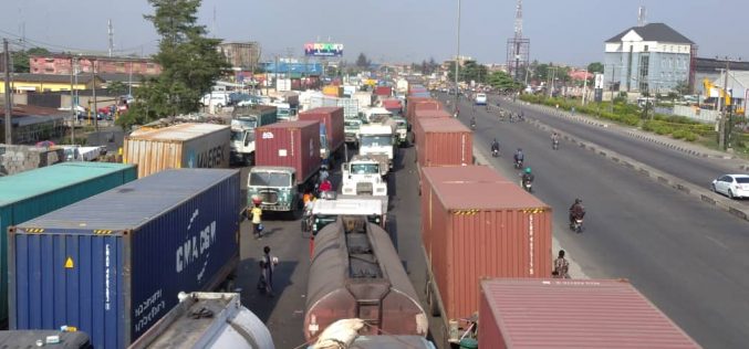 Gridlock: Apapa LG urges FG to complete rail project