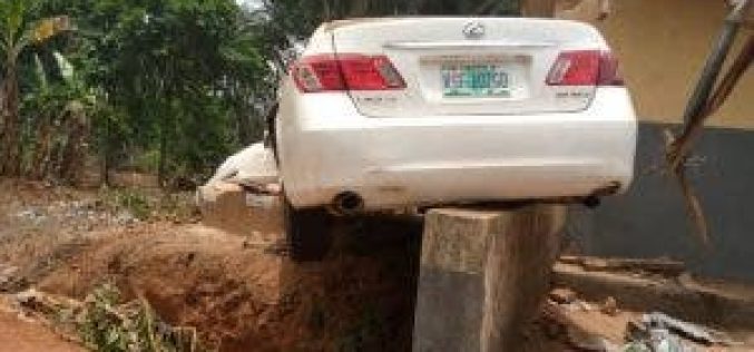 Speeding driver dies, kills female pedestrian in Anambra