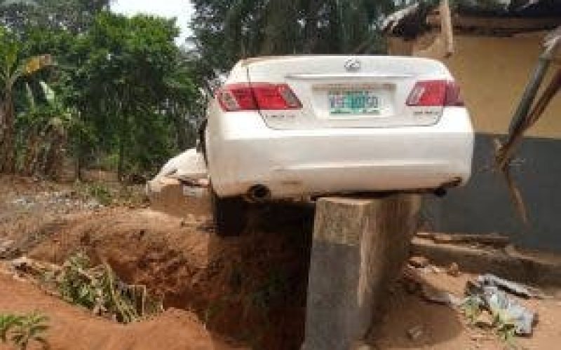 Speeding driver dies, kills female pedestrian in Anambra