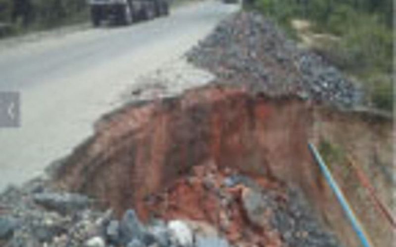 Horror for motorists, passengers as massive craters takeover Calabar-Uyo road