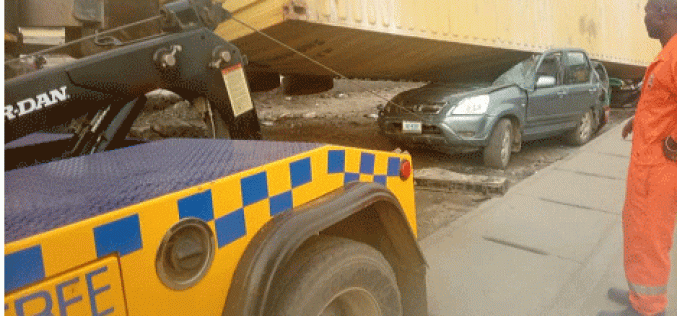 VIDEO/PHOTOS: No life lost as 40ft container, truck fall on 4 vehicles in Lagos