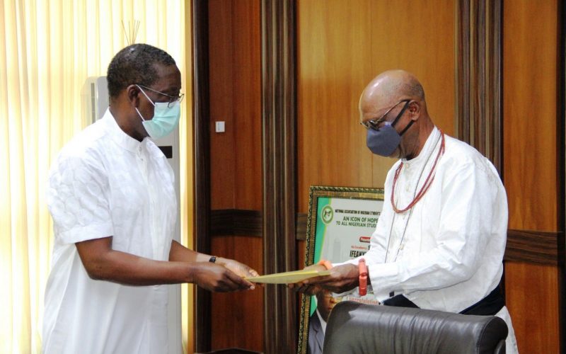 Okowa condoles with Itsekiris over demise of Olu of Warri