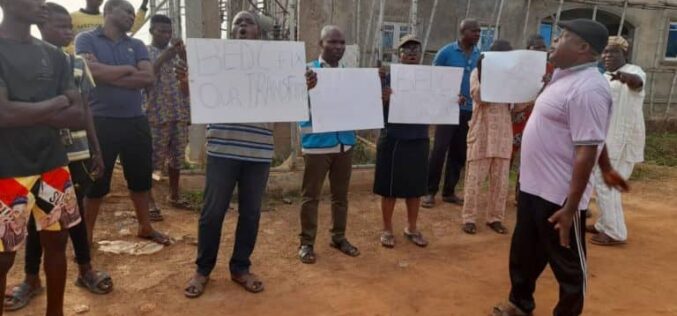 Akure residents protest over failure by BEDC to energise transformer
