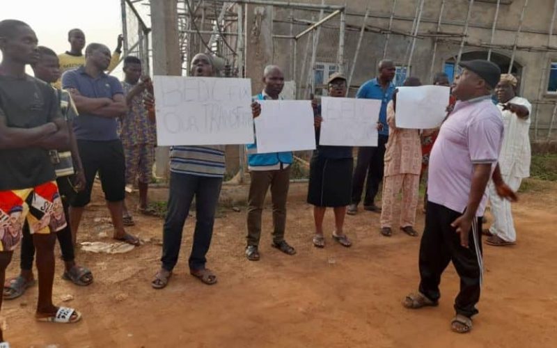 Akure residents protest over failure by BEDC to energise transformer