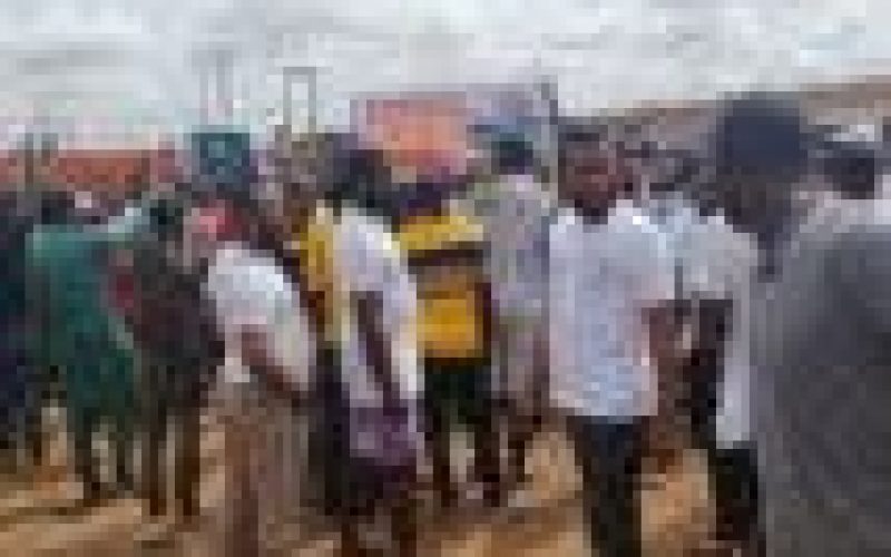 Gridlock as commuters block Benin-Warri federal road