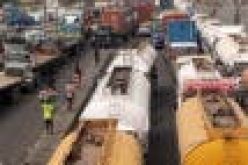 Gridlock: Sanwo-Olu looks on as trucks take over Apapa 