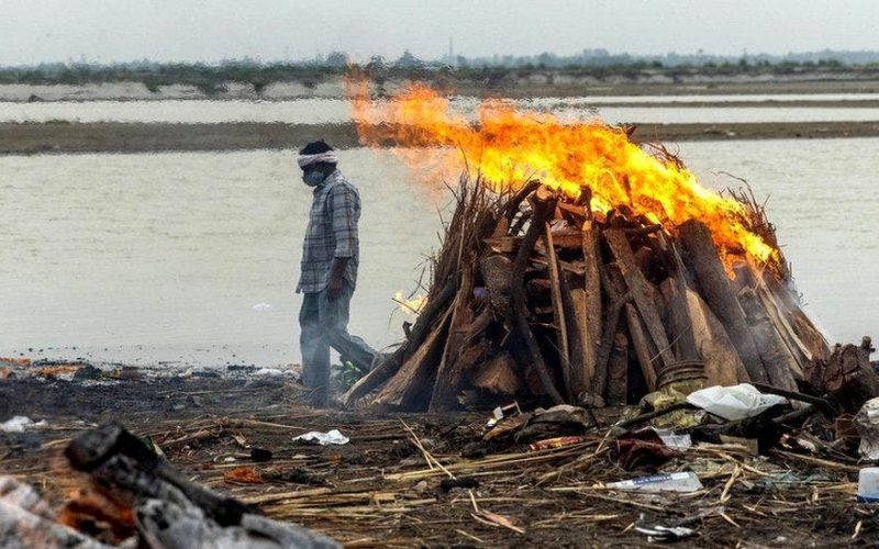 Covid panic as some 40 bodies wash up on banks of Indian river