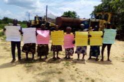 Anambra communities blocks Federal road in protest against uncompleted road project