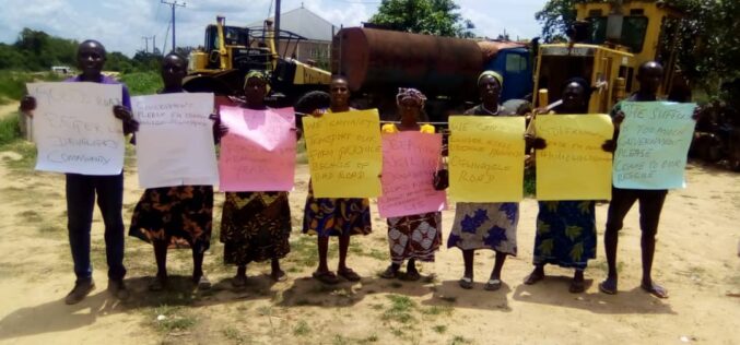 Anambra communities blocks Federal road in protest against uncompleted road project
