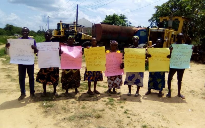 Anambra communities blocks Federal road in protest against uncompleted road project