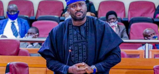Who go cut soap for Desmond Elliot
