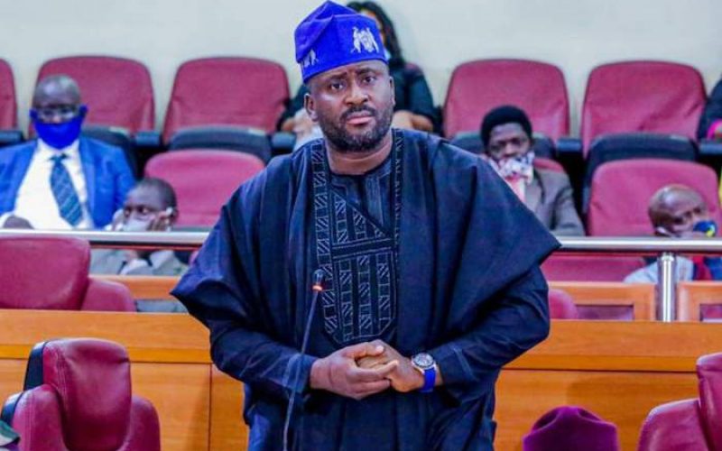 Who go cut soap for Desmond Elliot