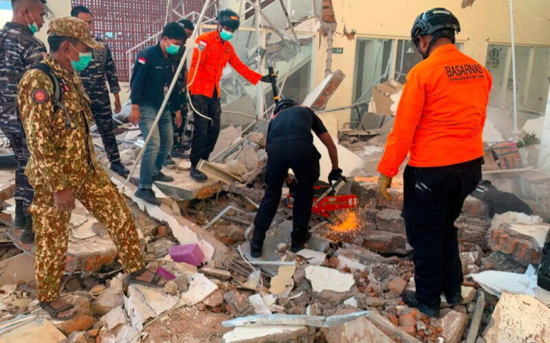 Indonesia earthquake death toll hits 47, rescuers search for survivors