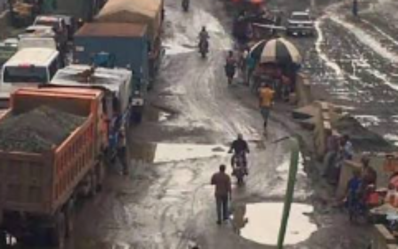 Umahi to visit Benin-Asaba road amid worsening gridlock