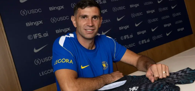 Chelsea sign goalkeeper Emiliano Martinez from Aston Villa