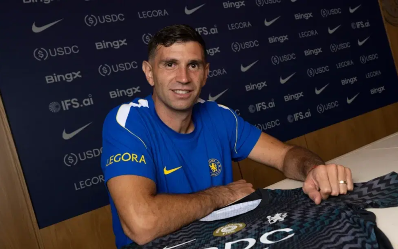 Chelsea sign goalkeeper Emiliano Martinez from Aston Villa