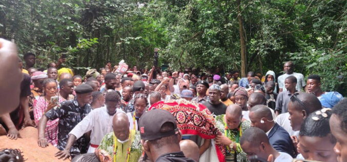 Photos: Ecstasy as Arugba leads procession to Osun grove
