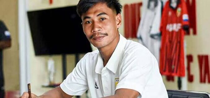 24-yr-old footballer dies after lightning strikes pitch during match
