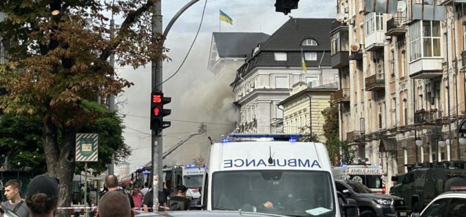 US envoys land in Moscow, as Russian bombs Ukraine airports