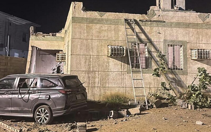 Houthi in Yemen bombs Saudi Arabia