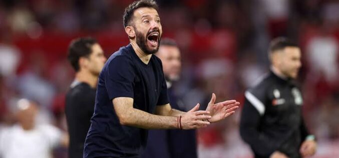 Valencia sack coach, CEO after poor La Liga start