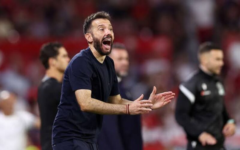 Valencia sack coach, CEO after poor La Liga start